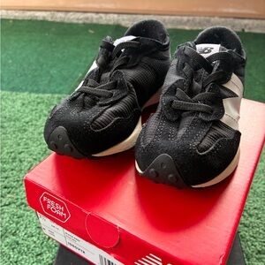 New Balance 327 Kids Black and White Sneakers bungee lace